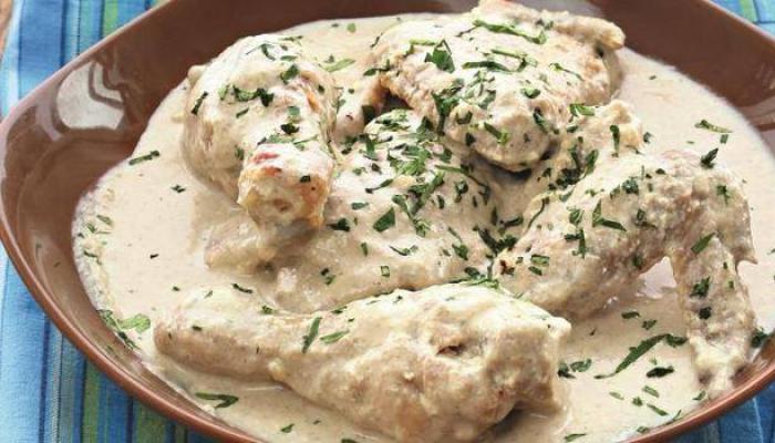 Курица на сковороде в сметанном соусе: рецепты с фото Как потушить курицу со сметаной на сковороде